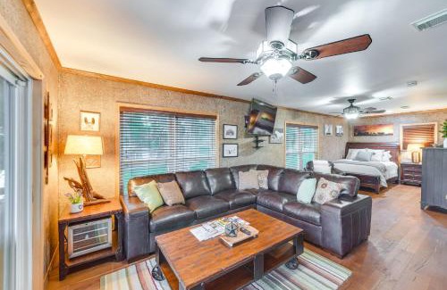 Waco Apartamento | Rustic River Cabin with Dock and Covered Deck!