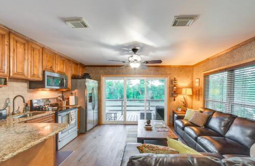 Waco Apartamento | Rustic River Cabin with Dock and Covered Deck!