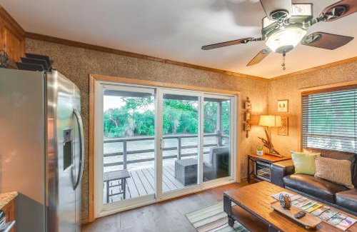 Waco Apartamento | Rustic River Cabin with Dock and Covered Deck!