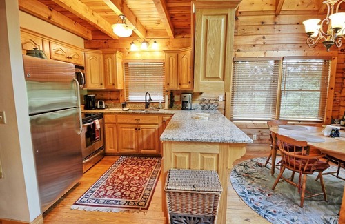 West Jefferson Cabina | Rustic River-Open for Bookings! River Access, WIFI, Ping Pong, Fire Pit