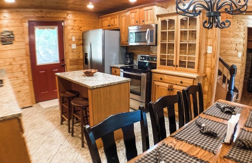 Elkton Cabina | Rustic River Riverfront Cabin - Massanutten 5 min - hot tub/firepit will sleep10
