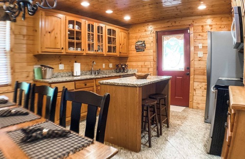 Elkton Cabina | Rustic River Riverfront Cabin - Massanutten 5 min - hot tub/firepit will sleep10