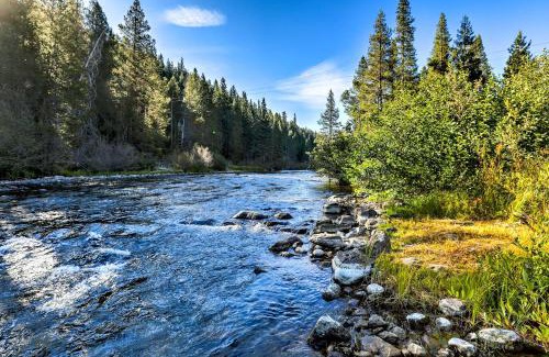 Truckee Casa | Rustic Riverfront Truckee Cabin with Deck and BBQ