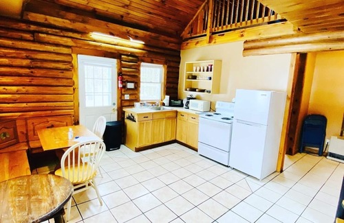 Twin Mountain Cabina | Rustic riverfront cabin- 15 minutes from the Cog Railway and Crawford Notch.
