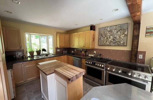 Saanich Casa | Rustic Romantic Quiet Private Colorful- Surrounded Cedar trees - Sleeps 8