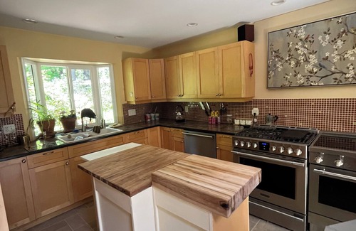 Saanich Casa | Rustic Romantic Quiet Private Colorful- Surrounded Cedar trees - Sleeps 8