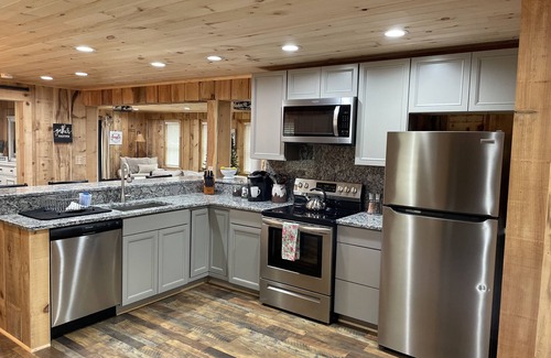 Lexington Cabaña | Rustic Romantic Ridgeview Cottage at Autumn Ridge