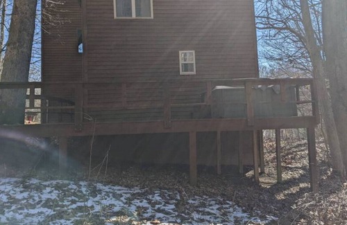 Taswell Casa | Rustic & Secluded 2 BR "Castle" Cabin In The Woods