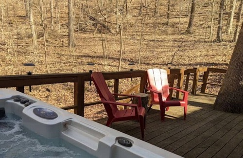 Taswell Casa | Rustic & Secluded 2 BR "Castle" Cabin In The Woods