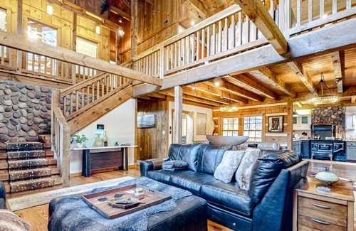 Seymour Cabina | Rustic secluded cabin with fireplace, deck, firepit, grill, mtn views - dogs OK
