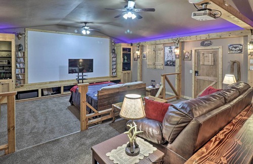 Harrison Apartamento | Rustic ‘Sims City’ Studio Cabin w/ Home Theater!