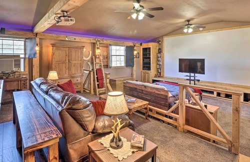 Harrison Apartamento | Rustic ‘Sims City’ Studio Cabin w/ Home Theater!