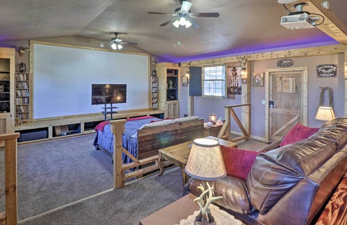 Harrison Apartamento | Rustic ‘Sims City’ Studio Cabin w/ Home Theater!