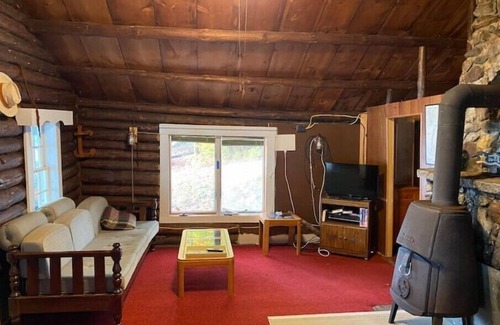 Kents Hill Cabina | Rustic, spacious log cabin on Echo Lake