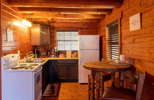 Harrison Cabina | Rustic Splendor in the Ozarks