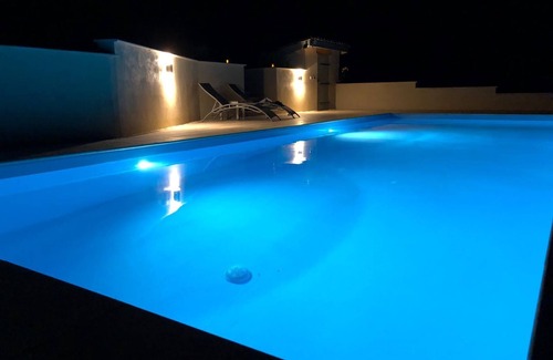 Lacapelle-Biron Cabaña | Rustic stone barn in a charming rural village in walking distance to amenities