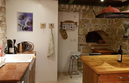 Lustica Villa | Casa de piedra rústica con azotea y patio f. 4-6 personas