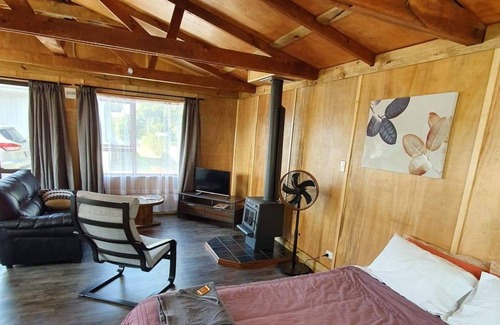 Bay View Apartamento | Rustic Studio close to everything!