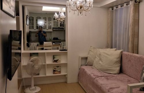 Valenzuela Condominio | Unidad de condominio de dos niveles de estilo rústico Manila Valenzuela