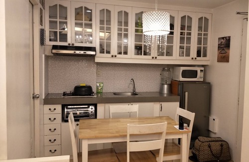 Valenzuela Condominio | Unidad de condominio de dos niveles de estilo rústico Manila Valenzuela