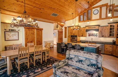Donnelly Cabina | Rustic Themed Cabin with Starlink. Walk/Snowmobile to lake from house. Ice Fish