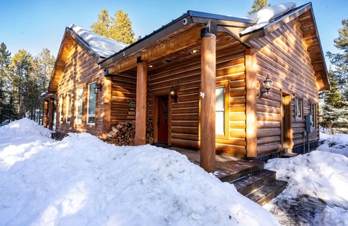 Donnelly Cabina | Rustic Themed Cabin with Starlink. Walk/Snowmobile to lake from house. Ice Fish