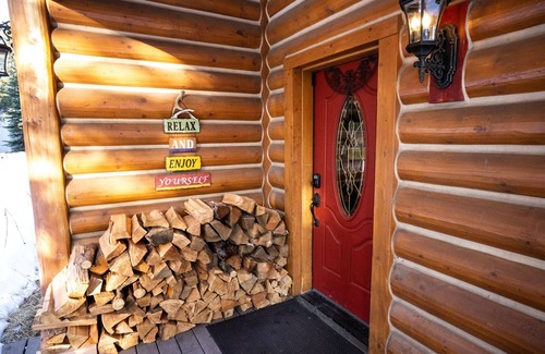 Donnelly Cabina | Rustic Themed Cabin with Starlink. Walk/Snowmobile to lake from house. Ice Fish