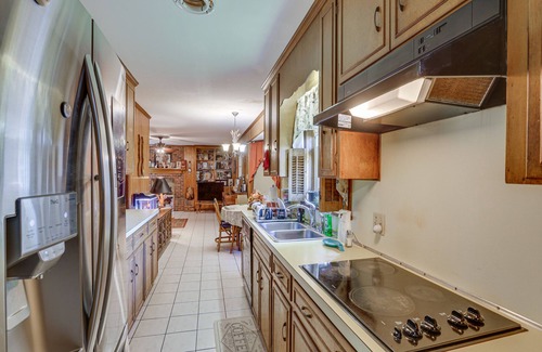 Thomasville Cabaña | Rustic Thomasville Home w/ Deck: 2 Mi to Downtown!