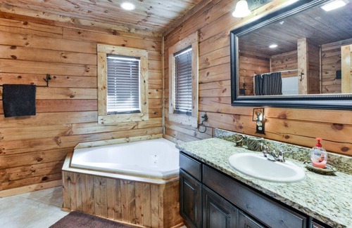 Branson Cedars Cabina | Enorme, nuevo! ¡La madera rústica es para ti! Grandes porches y jacuzzi!