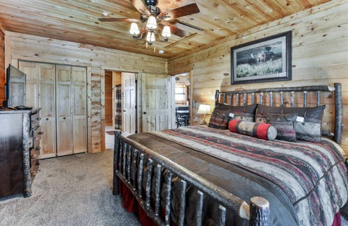 Branson Cedars Cabina | Enorme, nuevo! ¡La madera rústica es para ti! Grandes porches y jacuzzi!