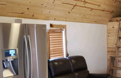 Tulsa Cabina | Rustic Tiny Cabin with private hot tub 7mins from downtown