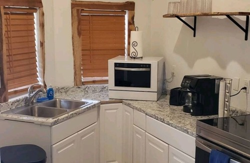Tulsa Cabina | Rustic Tiny Cabin with private hot tub 7mins from downtown