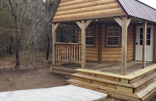 Tulsa Cabina | Rustic Tiny Cabin with private hot tub 7mins from downtown