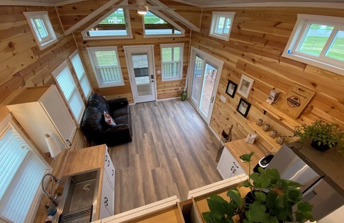 Hutto Cabina | Rustic Tiny Home Escape - Pets Stay Free!