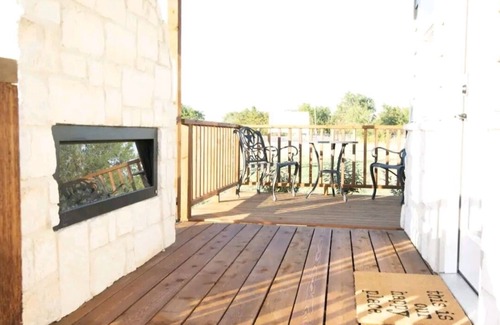 Hutto Cabina | Rustic Tiny Home Escape - Pets Stay Free!