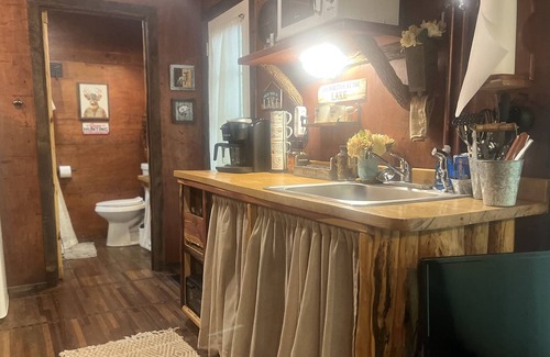 Wedowee Cabina | Rustic Tiny House - Cheaha State Park -Lake Wedowee with Hot Tub , Sleep 2