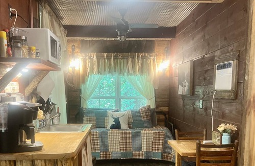 Wedowee Cabina | Rustic Tiny House - Cheaha State Park -Lake Wedowee with Hot Tub , Sleep 2