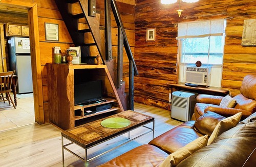 Old Town Cabina | Rustic Treehouse and Cabin Retreat Near the Suwannee River