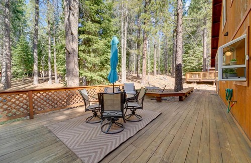 Truckee Casa | Rustic Truckee Cabin Retreat with Community Pool!