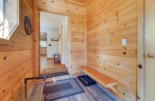 Truckee Casa | Rustic Truckee Cabin Retreat with Community Pool!