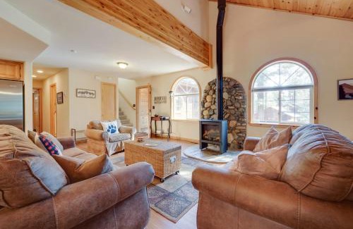 Truckee Casa | Rustic Truckee Cabin Retreat with Community Pool!
