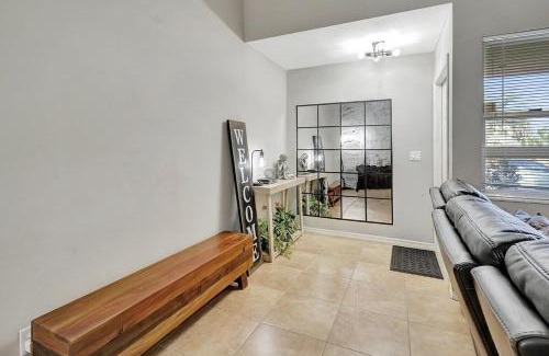 Fort Myers Apartamento | Rustic Urban Escape Serene Home near the Beach