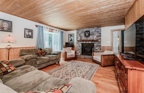 Northern Bruce Peninsula Casa | Rustic Vibes W Pool & Hot Tub - Tobermory