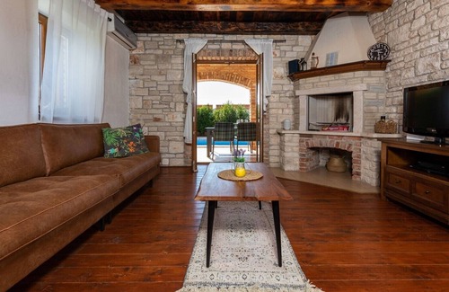 Cabrunici Villa | Rustic Villa Lara with pool