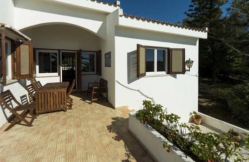 Praia da Luz Cabaña | Villa rústica con piscina, bien ubicada y con vistas al mar.
