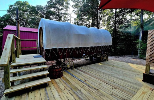 Jefferson Casa | Rustic Wagon Glamping Hot Tub