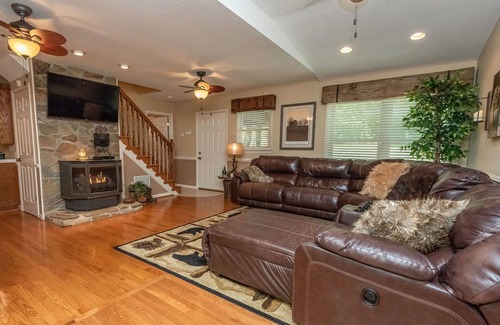 Millers Creek Cabina | Rustic Waterfront cabin HOT TUB