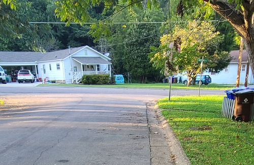 Oak Ridge Casa | Rustic with Modern Touches 2 Bedroom 1 Bath Duplex