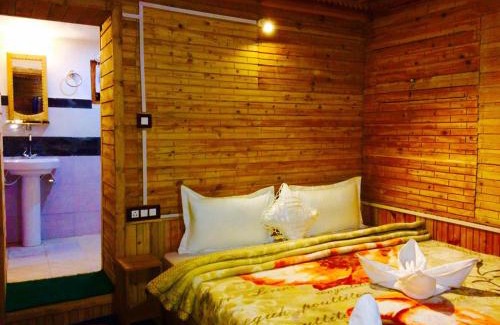 Banjar Cama Y Desayuno | Rustic wood house - A village home stay in Jibhi Valley
