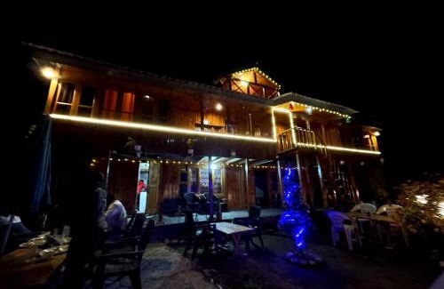 Banjar Cama Y Desayuno | Rustic wood house - A village home stay in Jibhi Valley